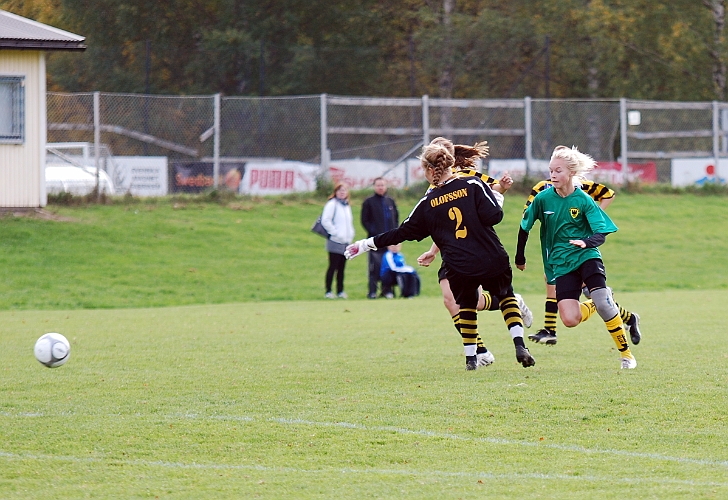 2010_1003_05.JPG - . . . . Skiljebo's målvakt är långt ute och blir överspelad . . . .